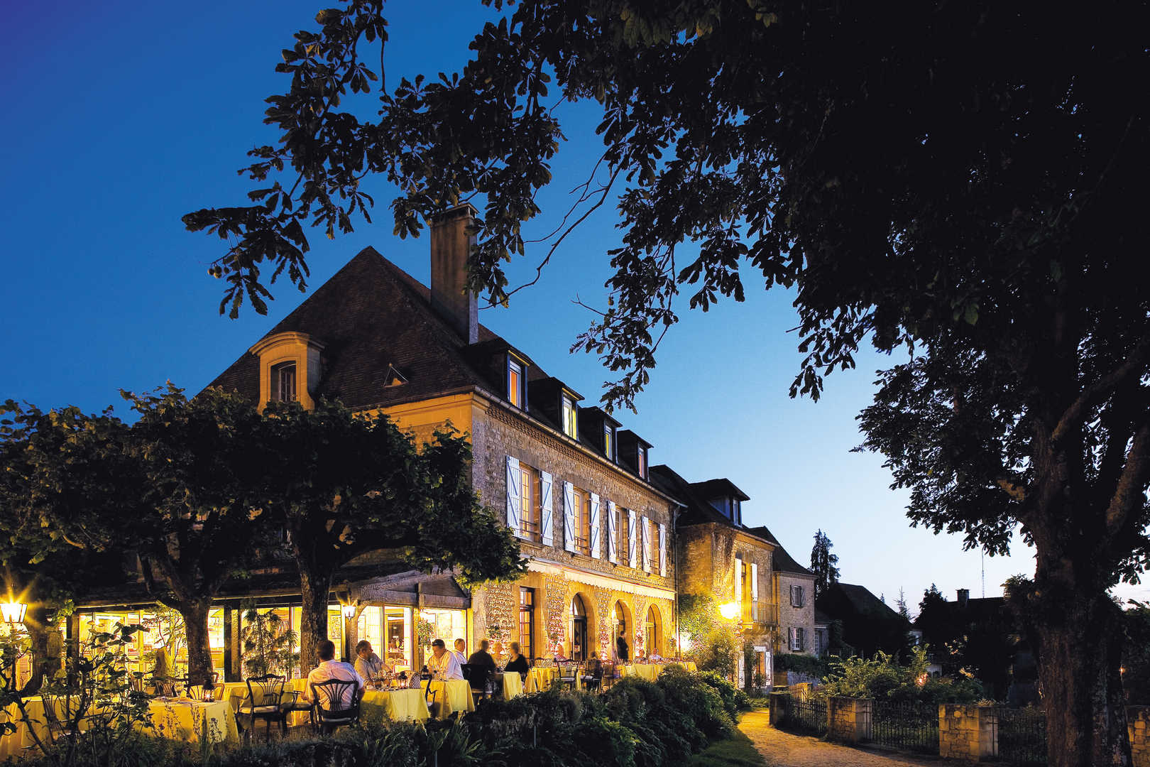 Vue extérieure de notre hôtel dans le Périgord à Domme - Hôtel L'Esplanade