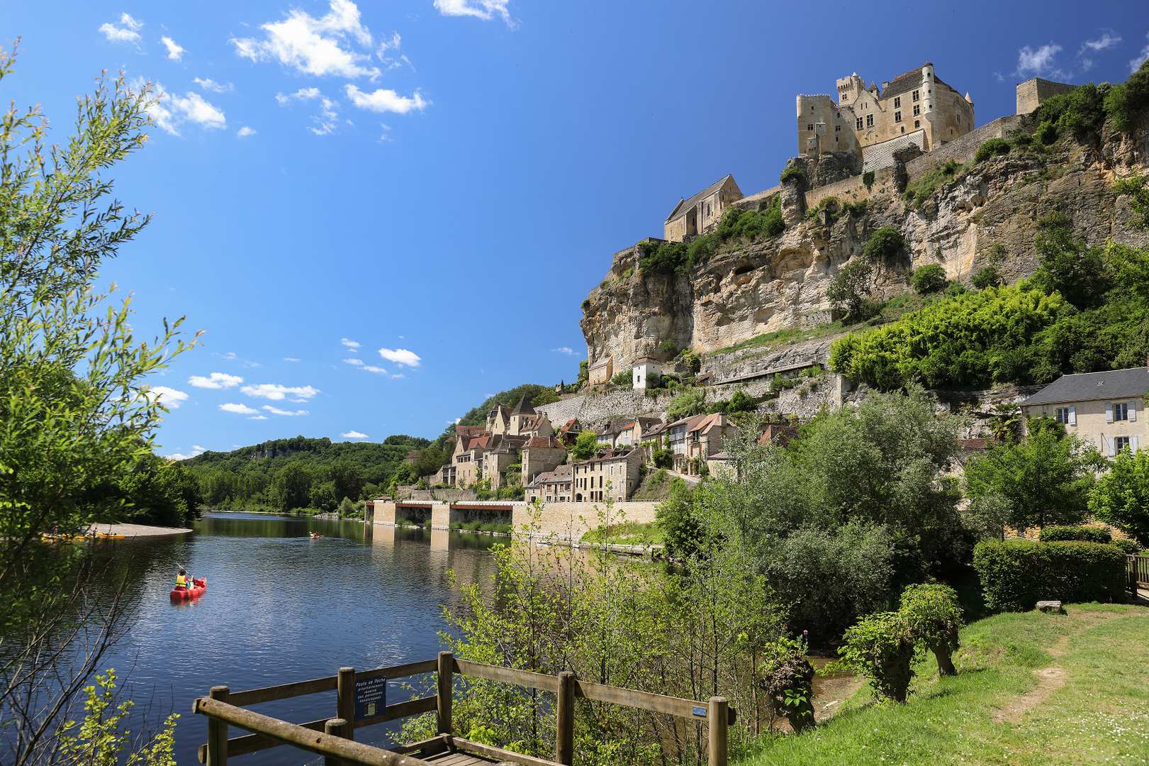 Vue extérieure d'un paysage proche de l'hôtel l'Esplanade, lors d'un séjour dans le Périgord