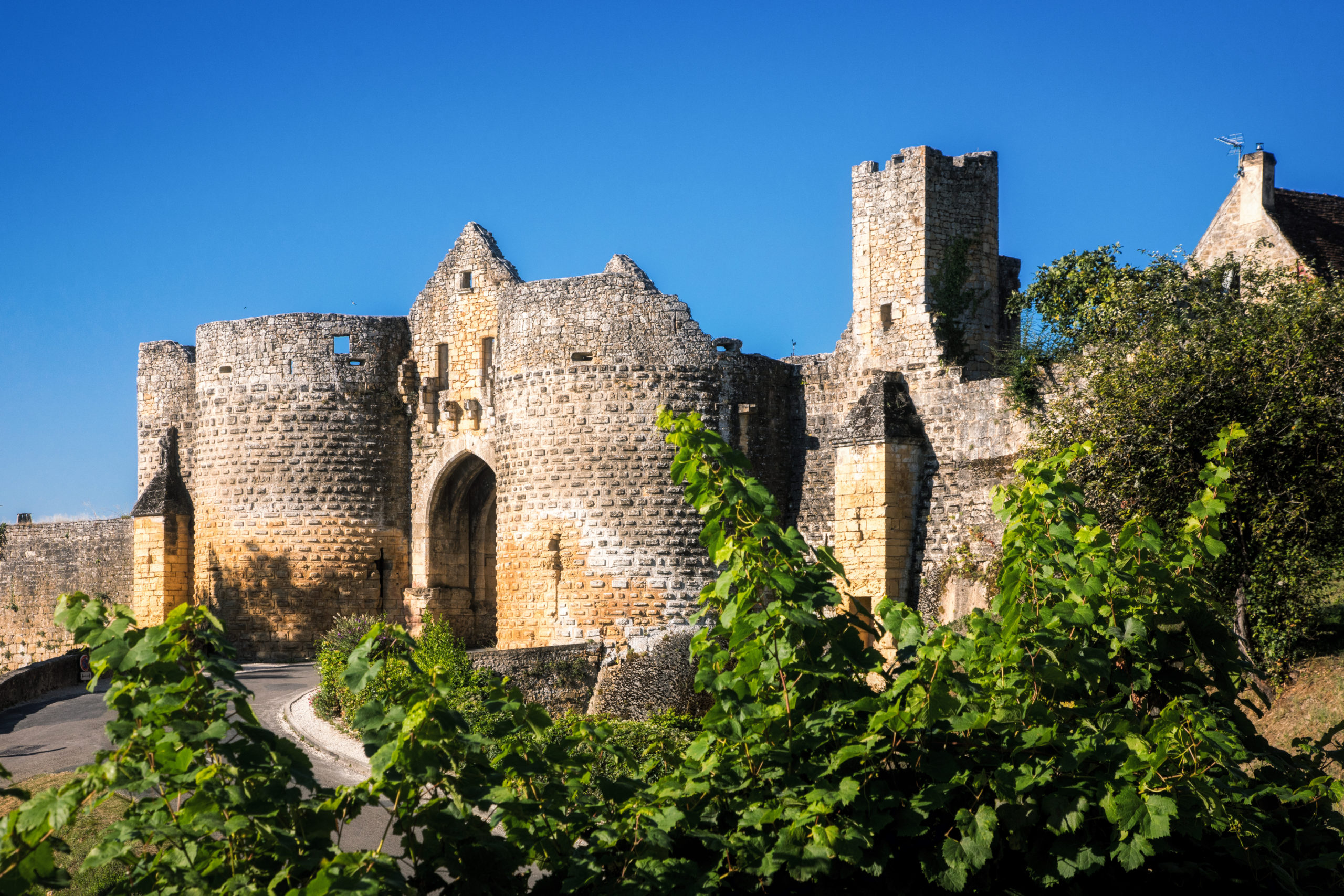 Vue extérieure sur la porte des tours lors d'un séjour dans le Périgord