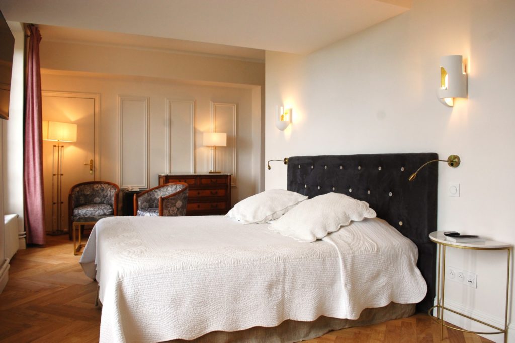 chambre avec sol en bois et lit double dans la chambre d'un hôtel en Dordogne, L'Hôtel Esplanade