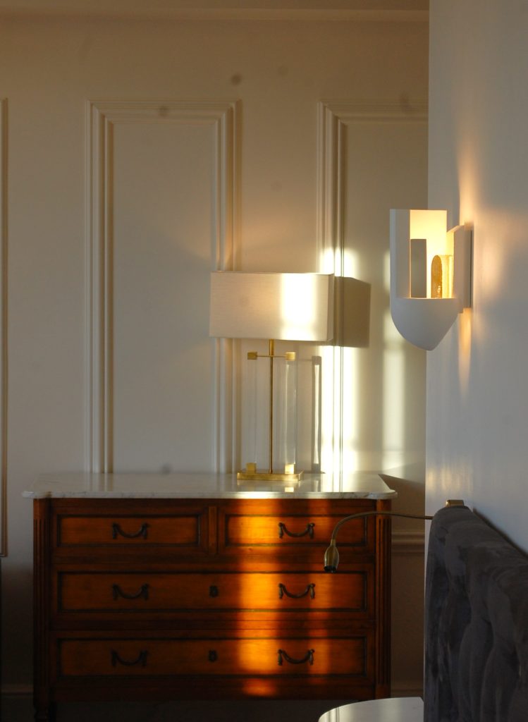 Gros plan d'une commode avec une lampe blanche dans la chambre d'un hôtel en Dordogne, L'Hôtel Esplanade